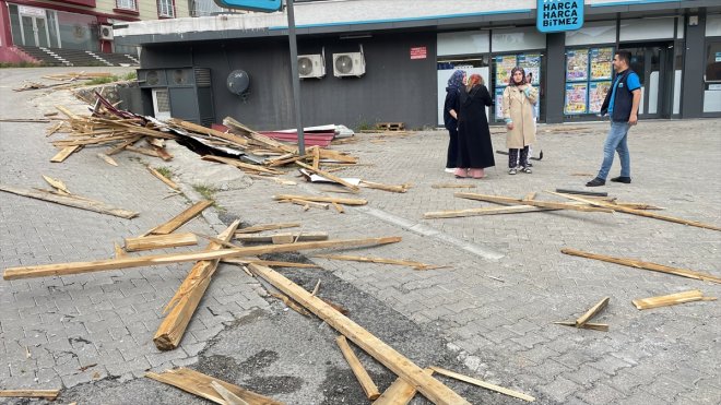 Bitlis'te şiddetli rüzgar nedeniyle çatılar uçtu, evlerde ve araçlarda hasar oluştu