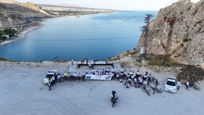 Bitlis'te yarınki festival öncesi Van Gölü çevresinde bisiklet turu düzenlendi