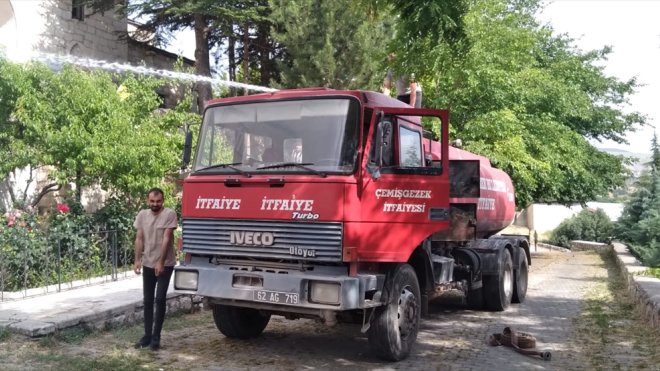 Çemişgezek'te otluk alanda çıkan yangın söndürüldü