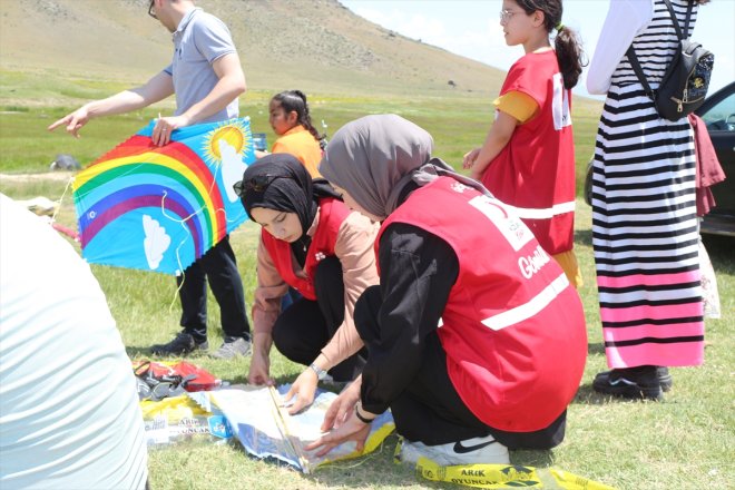 Kızılay buluştu şenliğinde düzenlenen öncülüğünde uçurtma öğrenciler Doğubayazıt