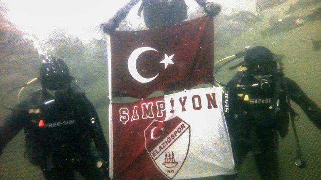 Çimentaş Elazığspor'un şampiyonluğunu su altında kutladılar