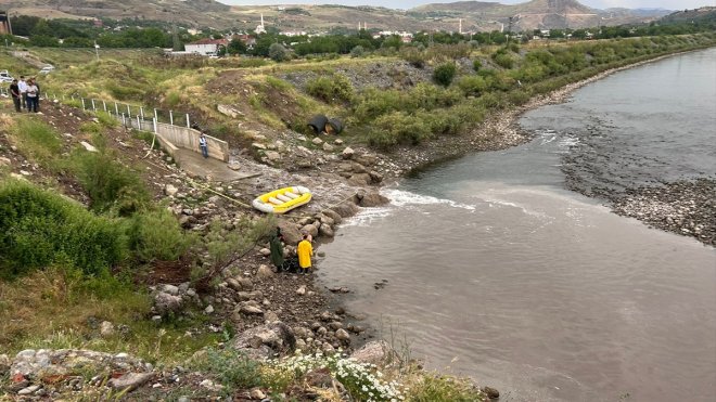 Elazığ'da Murat Nehri'ne giren 14 yaşındaki çocuk kayboldu