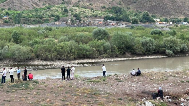 Murat Nehri'nde kaybolan çocuğu arama çalışmaları sürüyor