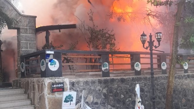 Elazığ'da yangın çıkan lokantada hasar oluştu