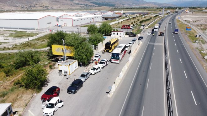 Erzincan D-100 kara yolunda bayram tatilinden dönüş yoğunluğu sürüyor