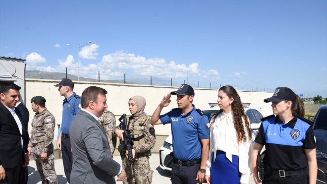 Erzincan Valisi Aydoğdu, bayramda görev yapan güvenlik güçleriyle bayramlaştı