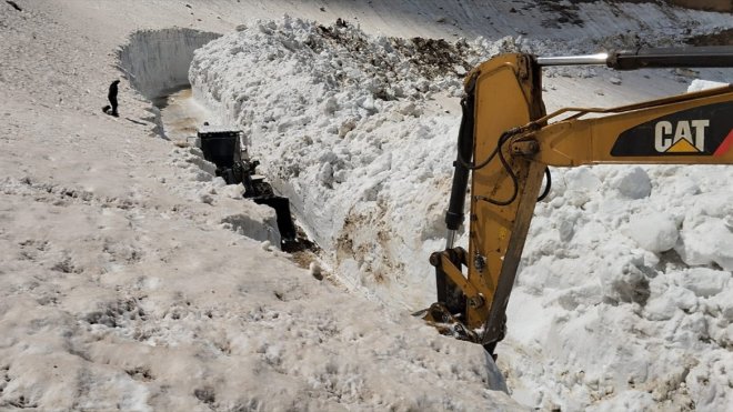 Hakkari'de üs bölgesi yolunda metrelerce karla mücadele sürüyor