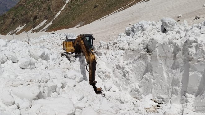 Hakkari'de üs bölgelerinin yolunda karla mücadele çalışmaları devam ediyor