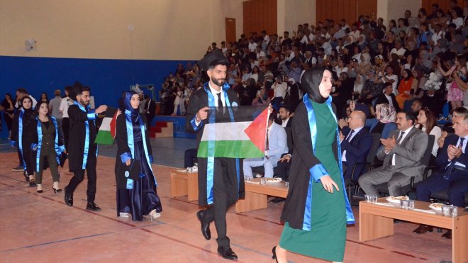 Kars'ta mezun olan öğrenciler törene Filistin'i destekleyen pankartlarla geldi