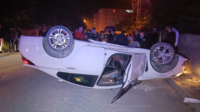 Kars'ta otomobil kaldırımda yürüyen yayaya çarpıp devrildi, 2 kişi ağır yaralandı