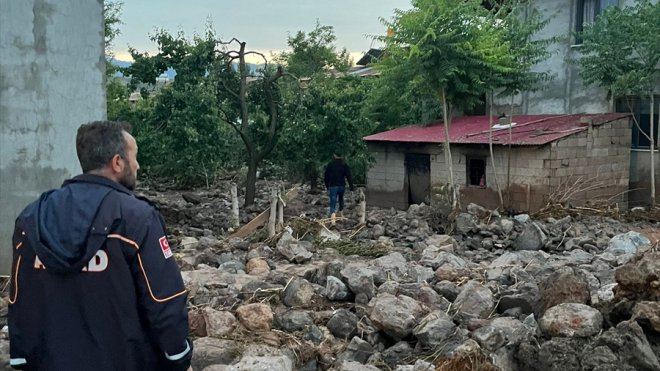 Kars'ta sel nedeniyle bazı ev ve ahırlarda hasar oluştu