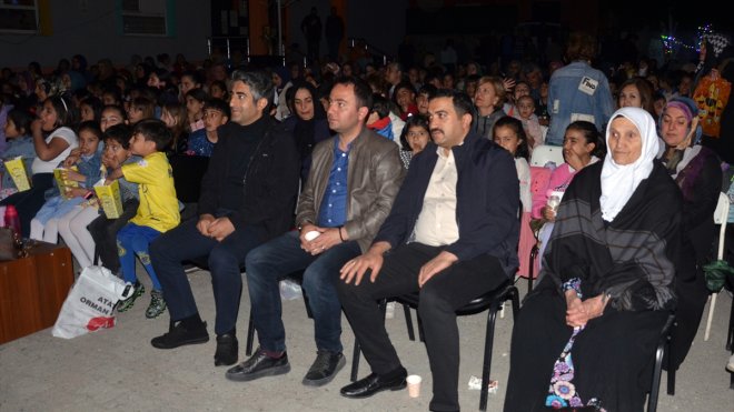 Kars'ta çocuklar açık hava sinemasında aileleriyle film izledi