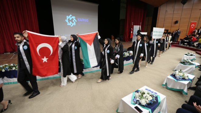 Kars'ta üniversite öğrencileri mezuniyet törenine Filistin'i destekleyen pankartlarla geldi