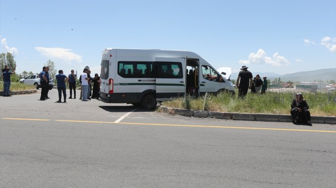 Kars'ta yolcu minibüsü refüje çarptı