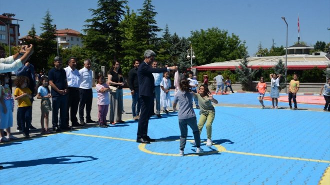 Malatya'da okul bahçeleri geleneksel çocuk oyun alanlarıyla donatıldı