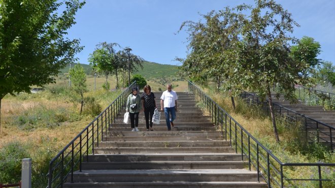 Muş'ta anestezi teknikeri 56 yaşındaki kadın okuduğu programı birincilikle bitirdi