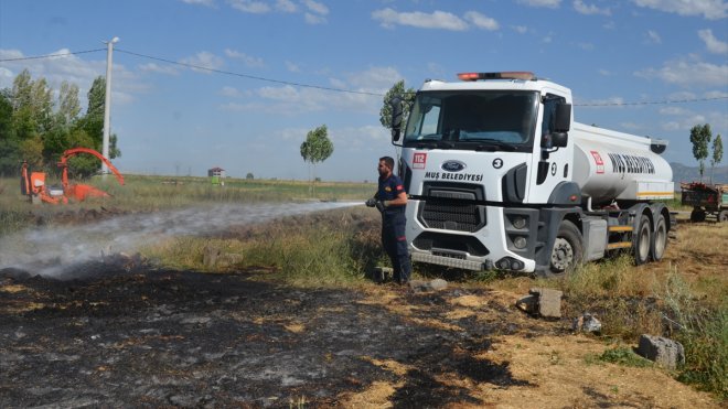 Muş'ta çıkan örtü yangını söndürüldü