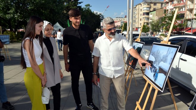 Muş'ta fotoğraf sergisi ve kitap standı açıldı