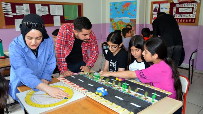 Muş'ta öğretmen adayları, matematiği sevdirmek için tasarladıkları materyalleri öğrencilere tanıttı