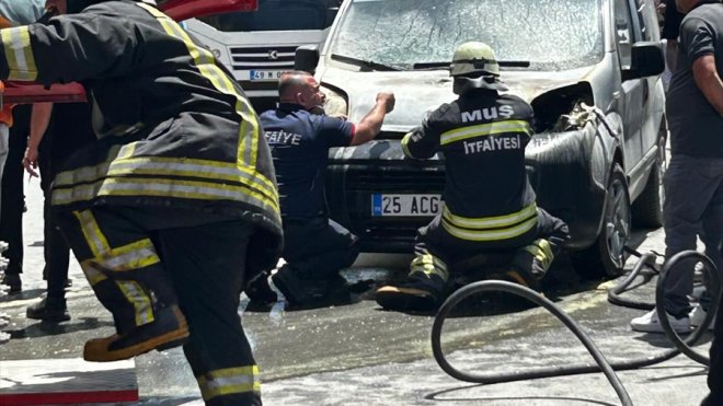 Muş'ta park halindeki aracın motor bölümü yandı