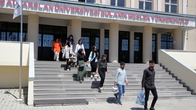 Muş'ta üniversite öğrencilerinden oluşan 'bakım ve eğlence timi' işbaşında