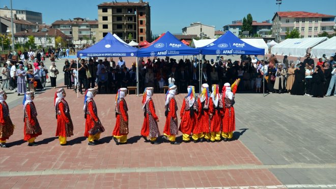 Muş Valisi Çakır, yıl sonu sergisinin açılışına katıldı