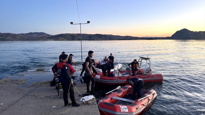 Tunceli'de feribottan atlayan kişinin bulunması için çalışmalar sürüyor