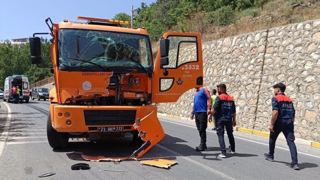 Tunceli'de 2 kamyonun karıştığı kazada 1 kişi yaralandı