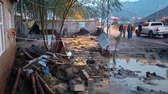 Van Valisi Balcı, selden etkilenen kırsal mahallede inceleme yaptı