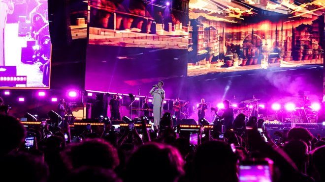 Şarkıcı Oğuzhan Koç Van Kültür Yolu Festivali'nde konser verdi