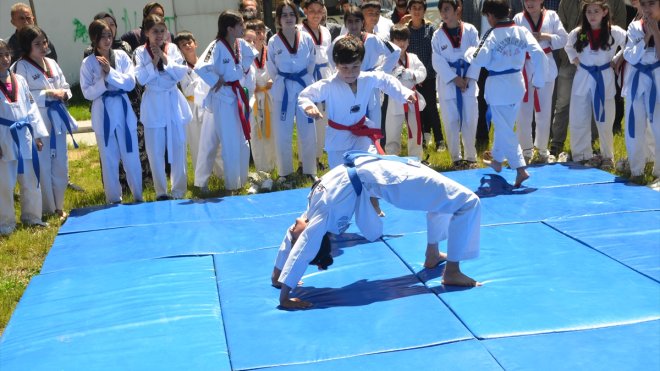 Yüksekova'da kadınların yaptığı ürünler sergilendi