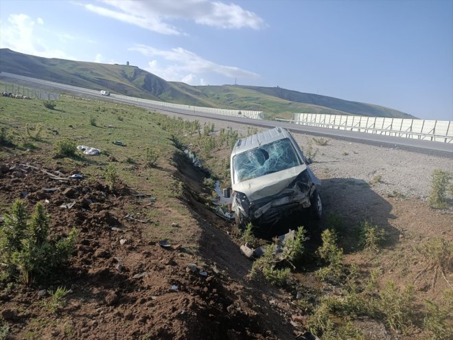 Ağrı'da devrilen hafif ticari araçtaki 7 kişi yaralandı