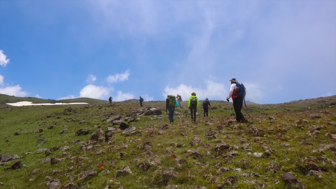 Ağrı Dağı'nın 3 bin 500 rakımındaki meteor çukurları dağcıların yeni rotası oldu