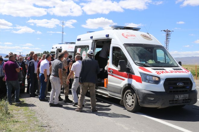 otomobilin AĞRI - kişi çarpıştığı 13 kazada yaralandı İki 2