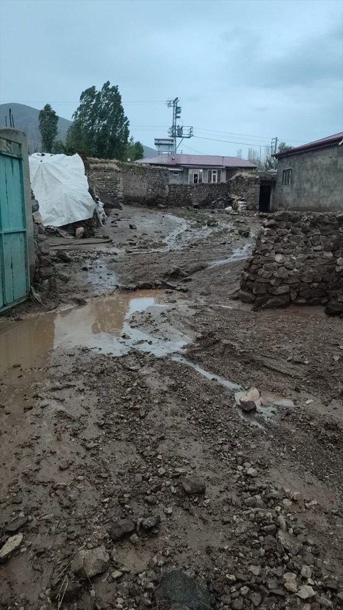 Ağrı ve Kars'ta sel bazı köylerde hasara yol açtı