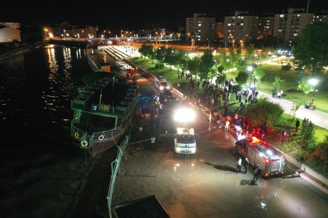 Ağrı'da meydana gelen sel, restorana dönüştürülen tekneye zarar verdi