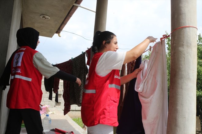 Türk Kızılay Ağrı'da yardım ulaştırdığı yaşlıların evlerini de temizliyor