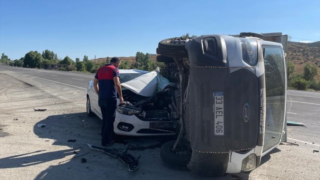 Bingöl'de kamyonet ile otomobilin çarpışması sonucu 5 kişi yaralandı