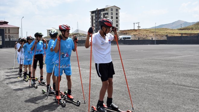 Bitlis'te kayakçılar asfaltta antrenman yapıyor