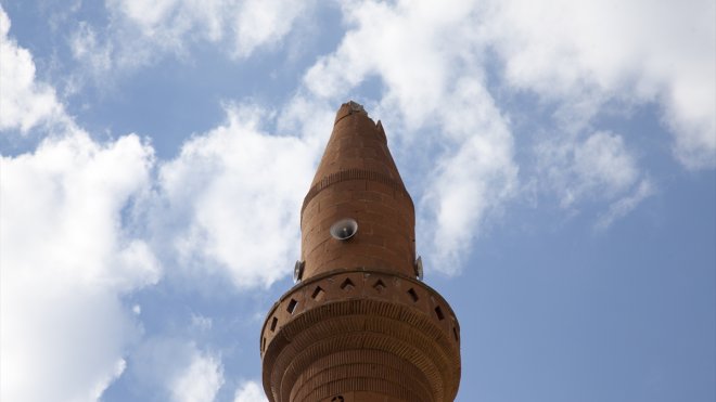 Bitlis'te yıldırım düşen caminin minaresi zarar gördü, müezzin hafif yaralandı