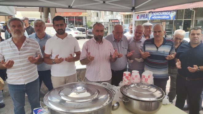 Çemişgezek'te vatandaşlara aşure dağıtıldı