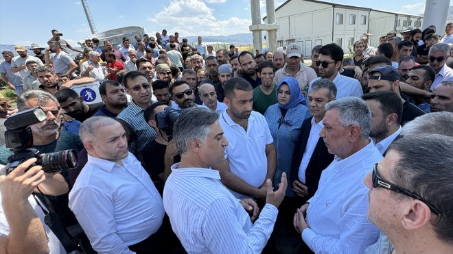 AK Parti Elazığ Milletvekili Keleş, iş bırakma eylemi yapan maden işçilerini ziyaret etti