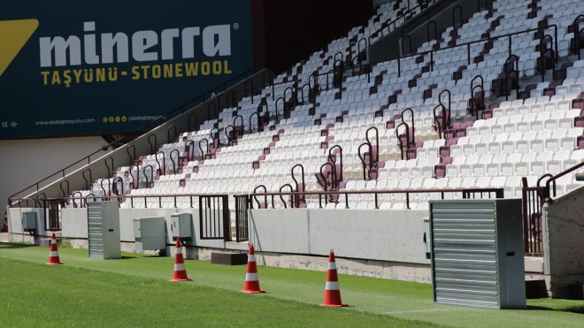 Elazığ Atatürk Stadyumu'nda çimler sıcaktan fan sistemi ile korunuyor