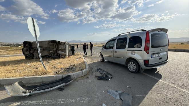 Elazığ'da aynı kavşakta meydana gelen iki farklı kazada 8 kişi yaralandı