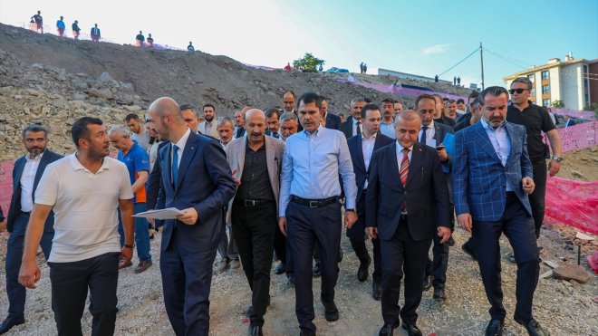 Bakan Kurum, Elazığ'da yapımı devam eden deprem konutlarını inceledi