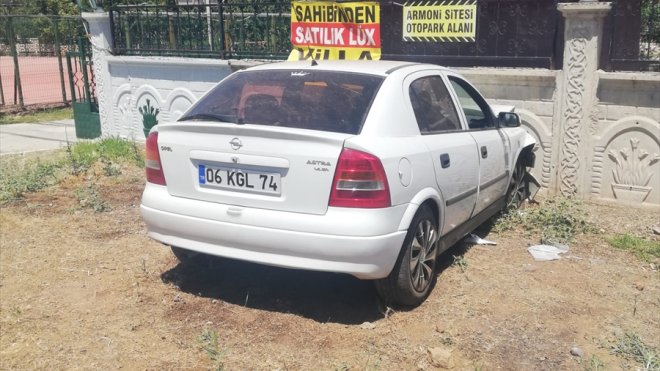 Elazığ'da bahçe duvarına çarpan otomobildeki 5 kişi yaralandı