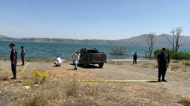 Elazığ'da biri kadın 2 kişi kamyonette ölü bulundu