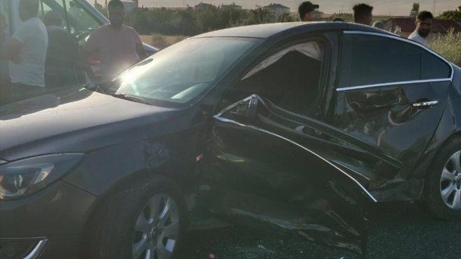 Elazığ'da iki otomobilin çarpışması sonucu 8 kişi yaralandı