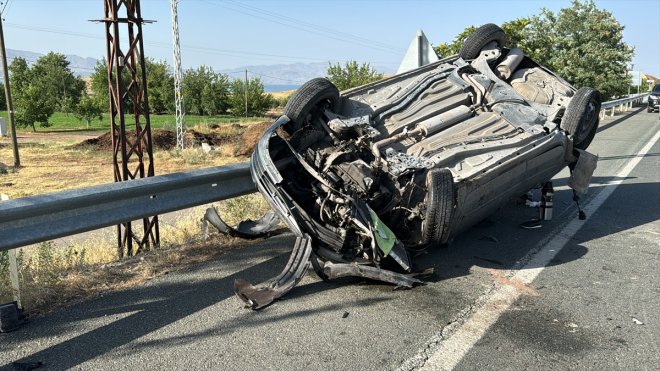 Elazığ'da devrilen otomobildeki 5 kişi yaralandı