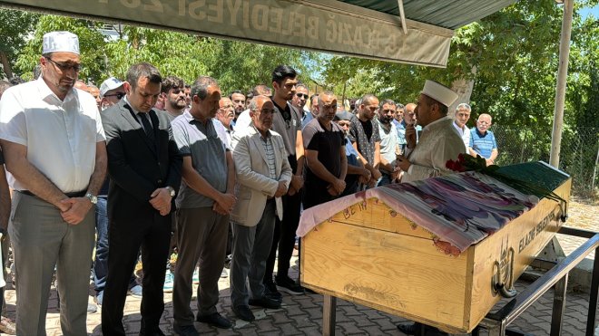 Elazığ'da eski eşi tarafından öldürülen kadının cenazesi toprağa verildi